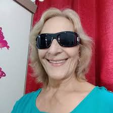 Chama-se Isidro Manuel Verdasca, tem 90 anos. Faz miniaturas da vida  quotidiana no mundo rural que foi o dele durante muitos anos. Veio morar  para Évora e passou a usar as memórias