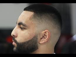 La coiffure homme noir dégradé permet beaucoup de réalisations et sur les côtés, l'homme peut garder un dégradé à blanc très haut ou bas. A Regader Au Complet Comment Faire Un Degrade A Blanc Youtube
