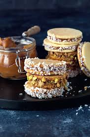 что можно приготовить из слоеного теста и вареной сгущенки Alfahores Ispanskoe Pechene S Varenoj Sgushenkoj Poshagovyj Recept S Foto Recept Francuzskie Pechenya Recepty Desertov Recepty Pechenya