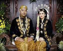 Diawali dengan proses nyantri atau pengajian, nikahan adat jawa berupa ritual siraman oleh orang tua calon pengantin siraman ini dilakukan oleh tujuh orang atau hitungan ganjil seperti tiga atau lima orang bisa dari pihak keluarga atau orang yang dituakan serta memiliki akhlak yang baik. 8 Inspirasi Gaun Pernikahan Nusantara Yang Indah Membalut Tubuh Sang Pengantin