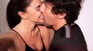 Lucas langelotti es el joyero que le robó el corazón a soledad fandiño. Belen Rodriguez E Il Moro Misterioso Tenero Bacio In Un Video Su Instagram
