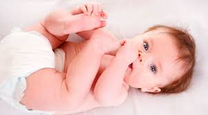 Entwicklung Baby 5 Monat Mit Allen Sinnen Die Welt Entdecken Mibaby Magazin Ratgeber Testberichte Fur Eltern