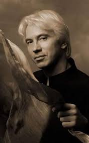 I was tought to feel, not to sing". He never had problems to manage singing  skills, techniques, he just had to follow his inner voices to perform  perfectly. How much feelings, emotions