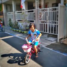 Ayah mengajarinya untuk menjaga keseimbangan dan tidak menyerah. Belajar Naik Sepeda Dengan Mudah A La Kayyisah