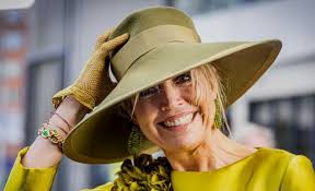 Vandaag is de laatste dag van het VN-bezoek van Máxima aan Indonesië. En  die werd uiteraard afgesloten met een modeknaller, weliswaar een oudje, in  haar favoriete kleur rood.