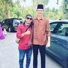 Bersama ym raja ahamd aminullah, membincangkan pengalaman dan kenangan bersama almarhum sultan azlan shah, sultan perak dalam buletin awani khas, astro. Lulusan Cambridge Putera Diraja Perak Ini Kacak Berjiwa Rakyat Nona