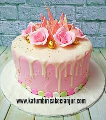 Jika ulang tahunnya dirayakan, biasanya juga ada kue ulang tahun nya. Pink Drip Cake Katumbiri Custom Cake Cianjur