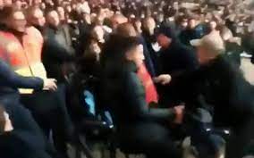 Ο δικέφαλος θα στερηθεί τις υπηρεσίες του νέλσον ολιβέιρα για το. Opados Ths Totenam Ekane To La8os Na Ka8isei Sthn Kerkida Ths Goyest Xam Newsbeast
