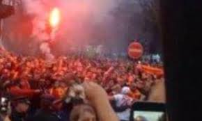 Over 40000 galatasaray fans attended radamel falcao's unveiling at turk telekom stadium and it was an amazing spectacle. Watch Galatasaray Fans Hurl Flares Into Arsenal Pub Before Smashing Up The Emirates During Champions League Clash Daily Mail Online