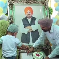 ਛੋਟੇ ਸਿੱਧੂ ਨੇ ਕੱਟਿਆ ਆਪਣੇ ਵੱਡੇ ਬਾਈ ਸਿੱਧੂ ਮੂਸੇਵਾਲਾ ਦੇ ਜਨਮਦਿਨ ਦਾ ਕੇਕ, ਸਿੱਧੂ ਦੀ  ਹਵੇਲੀ 'ਚ ਪਿਤਾ ਬਲਕੌਰ ਸਿੰਘ ਤੇ ਮਾਤਾ ਚਰਨ ਕੌਰ ਨੇ ਪਰਿਵਾਰਿਕ ਮੈਂਬਰਾਂ ਨਾਲ ...