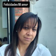 Comida de ayer ,cumpleaños de mi compañero de vida ,congris de frijol  colorado, carne mechada ,tamal,platanito maduro y ensalada de tomate