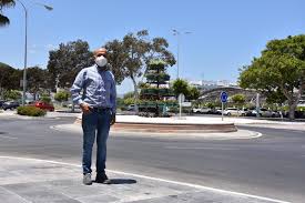 El Ayuntamiento Embellece Una Rotonda En La Zona De Miramar Con La Creacion De Un Nuevo Jardin Vertical Fuengirola