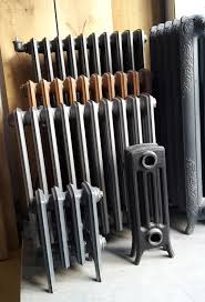 Radiateurs En Fonte A Colonnes Pour Chauffage Central Le Radiateur En Dernier Plan Est Un Radiateur En Fonte Electrique Radiateur Fonte Radiateur Fonte