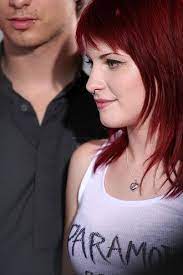 The jagged cut layers all over gives this look texture and edge which is great for those with fine to medium hair looking for a shaggy hairdo. Hayley Williams Cherry Red Shades Of Red Hair Red To Blonde Cherry Red Hair
