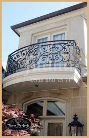 İstenilen desen yada görüntünün demirin işlenerek yapılabilmesinin mümkün olmasından dolayı. Tuana Ferforje Balkon Korkuluklari Merdiven Korkuluklari