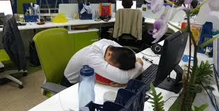 Bila diketahui (atas laporan seseorang) bahwa seorang pekerja kedapatan tidur di tempat kerja meskipun dalam keadaan sakit. Kalau Di Jepun Pekerja Yang Tidur Sekejap Masa Waktu Kerja Akan Dianggap Berdedikasi