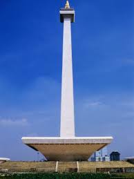 Monumen berbentuk tugu dengan ujung berupa patung api dengan lapis emas, dibangun bertujuan untuk mengenang perjuangan bangsa indonesia meraih kemerdekaan. Tugu Monas Shefalitayal
