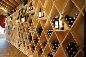 Die weinkisten eignen sich nicht nur um deinen wein stillvoll in szene zu setzen und zu lagern, sondern auch als individuelle dekokiste, weinregal oder regal für flaschen und viele andere wohnaccessoires. Das Naturliche Weinregal Aus Massivholz Ideal Fur Jeden Weinkeller