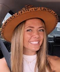 Hallie Garrett's Instagram, Twitter & Facebook