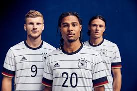 Natürlich kannst du sowohl das aktuelle deutschland em trikot 2020/2021 günstig kaufen als auch eine auswahl von shorts, jacken, präsentationsanzügen und jacken mit dfb logo und sponsor warten auf dich. Em 2020 Deutschland Trikot Panne Bei Adidas Wie Schreibt Sich Hector Und Waldschmidt Fussball