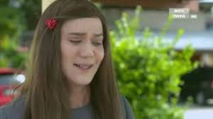 Tok adi, seorang penggali kubur dan pengurus mayat berhadapan dengan pelbagai situasi dari mula dia menguruskan jenazah hingga selesai pengkebumian. Tanah Kubur Musim 15 Episode 13 Youtube