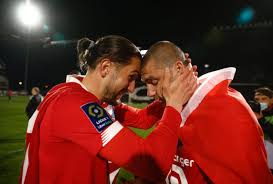 Lille'de forma giyen milli yıldızımız burak yılmaz'ın lyon maçındaki performansı ve saha liderliğini iyi yansıtmasıyla lille, sosyal medya hesabından bir paylaşım yaptı. Fransa Da 10 Yil Sonra Sampiyon Olan Lille De Burak Yilmaz Buyuk Katki Sagladi