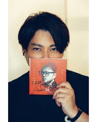 我的好朋友，也是專業歌手的蘇震洋（Owen），終於推出了個人首張EP《不晚》。拿在手上熱騰騰的EP，確實很感動。  這張EP我們花了許多心血，籌備了超過一、兩年的時間，由我擔任了專輯策畫、視覺造型，加上金曲音樂人韓羅賢操刀製作、脫拉庫樂團吉他手彭丞麟親任A&R、鬼才  ...