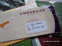 Penulisan nama dapat disertai sebutan kekerabatan seperti opa, oma, paman, bibi dan sebagainya; Contoh Penulisan Nama Tamu Undangan Mosaicone