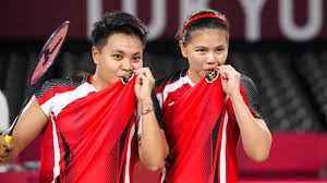 Apriyani rahayu and greysia polii celebrate winning the badminton women's doubles gold medal match between indonesia and china at the tokyo 2020 olympic games. Qqonyn0bm0dijm