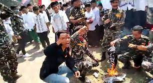 Pertanyaanya, benarkah yang dibakar itu bendera hti? Viral Bendera Bertuliskan Kalimat Tauhid Dibakar Oknum Banser Nu Detikepri