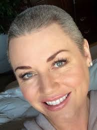 We love how she leaves the short pieces dark brown while the rest of her mane is brightened up with a super light shade of blonde, making a really cool finish. Ultra Short Crops