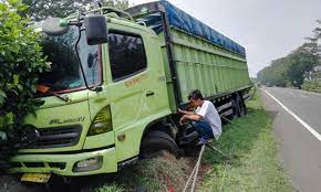 Kaligis atau tepeng disampaikan langsung di laman. Supir Ngantuk Truk Tepung Tabrak Pembatas Tol