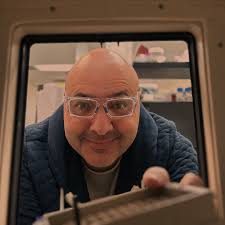 Bugün 1 Mayıs 2025! Temizlik yaparak yaşamlarımızı aydınlatanlardan tutun  da, şifa dağıtıp umut olanlara; elleriyle köfte yapıp soframızı  güzelleştirenlerden tutun da, hayatını bakterilerin gizemli dünyasına  adamış bilim insanlarına; çocukların ...