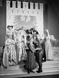 Au cinéma, après des retrouvailles avec rudolph (pour trixie) et une rencontre avec sergueï bodrov, lesley ann warren interprète clara jobs dans le film jobs en 2013. Lesley Ann Warren Stuart Damon Pat Carroll Barbara Ruick Celeste Holm Jo Van Fleet Ginger Rogers And Walter Pidgeon In Cinderella 1965 B D M Image 24293 0102 Most Iconic Images Of The 20th