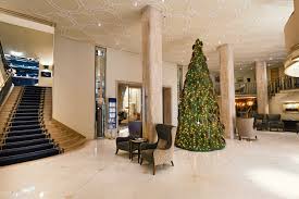 Ostern ist im christentum die gedächtnisfeier der. Excelsior Hotel Ernst Koln In 100 Arbeitsstunden Zum Perfekten Christbaum Tophotel De