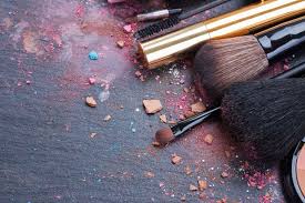 Kleidungsstück im vorfeld an einer verdeckten stelle auf farbe und beständigkeit prüfen. Make Up Flecken Entfernen Alle Infos Zum Beseitigen Von Make Up