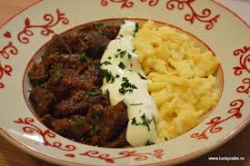 Ceapa curăţată o tai mărunt, ardeiul toci mărunt pătrunjelul şi ardeiul iute, iar pasta de tomate o diluezi cu puţină apă. Papricas De Vitel Cu Galuste Din Faina Nokedli Lucky Cake