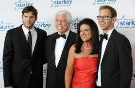 Mit seiner rolle als nachfolger von charlie sheen in der ashton kutcher kommt aus einfachen verhältnissen. Richard Branson Und Ashton Kutcher Bei Gala Geehrt Der Spiegel