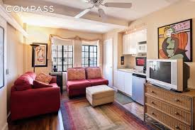 While the two have many similarities, there are four key differences between studio and efficiency apartments. 5 Tiny But Cute Nyc Studios For 350 000 Or Less Curbed Ny