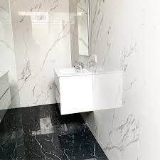 Black And White Marble Effect Tiles Epingle Par Cha Moe Sur Toilettes Marbre Noir Et Blanc Carrelage Salle De Bain Deco Salle De Bain Toilette