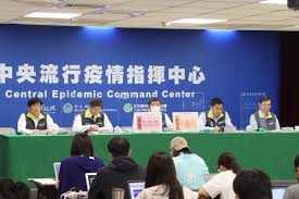 现在我很少看电视，其中一个原因是，广告太多了，不管什么时间，也不管什么节目，只要你打开电视，总能看到那么多的广告，浪费我的时间。 女：该加油了，去机场的路上有加油站吗？ 男：有，你放心吧。 问：男的主要是什么意思？ 去机场. Cmuqdndh Frnwm