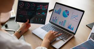 Profesional de marketing digital analizando métricas y gráficos de rendimiento en una computadora portátil para tomar decisiones basadas en datos.