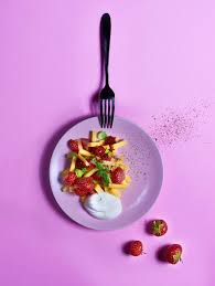 1 salatkopf 1 zwiebel, fein gehackt 5 el zitronensaft 3 el wasser salz, pfeffer 2 tl zucker 120 ml olivenöl 100 g erdbeeren, alternativ himbeeren (evtl. Erdbeer Kase Salat Limegreen Story