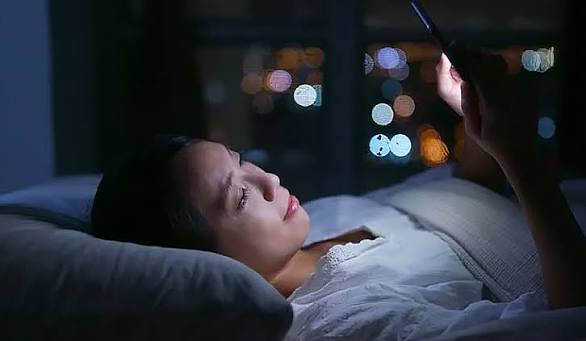 Mẹo giúp bạn dùng điện thoại trước khi ngủ nhưng vẫn ngủ sớm và ngon giấc