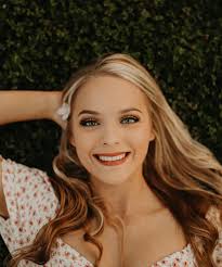 Bella Collins (@bellaaacollins) • Instagram photos and videos