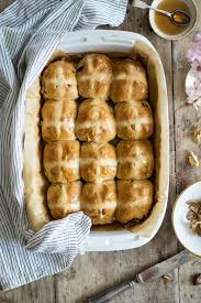 Einfaches Rezept Fur Fruchtige Hot Cross Buns Mit Kardamom Rezept Rezepte Kardamom Lecker