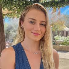 Holly Riggins's Instagram, Twitter & Facebook