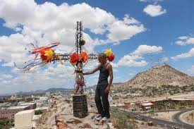 Como muchas costumbres mexicanas, el día del albañil surge como un después de la invasión europea y el establecimiento de la religión cristiana como única, agricultores continuaron con sus. La Historia Del Dia De La Cruz En Guatemala Y Su Relacion Con Los Albaniles