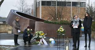 Drei tage nach dem tragischen amoklauf in winnenden ist das erste opfer beigesetzt worden. Zehn Jahre Danach Winnenden Gedenkt Der Opfer Des Amoklaufs Chrismon