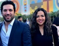 إيمي سمير غانم تزور قبر والدها وتهديه كلمة تظل إيمي سمير غانم طيلة أيام الأسبوع إلى جوار والدتها دلال عبدالعزيز في المستشفى، من أجل الاطمئنان عليها وإيهامها أن الأمور بخير، وأن زوجها سمير غانم مازال على قيد الحياة Ø­Ù…Ù„ Ø¥ÙŠÙ…ÙŠ Ø³Ù…ÙŠØ± ØºØ§Ù†Ù… ÙŠØ²Ø¹Ø¬ Ø­Ø³Ù† Ø§Ù„Ø±Ø¯Ø§Ø¯ Ø¯Ù†ÙŠØ§ Ø§Ù„ÙˆØ·Ù†